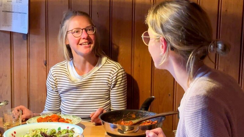 Sennerin Sarah erzählt beim Abendessen von ihrem Beruf. – Bild: ORF