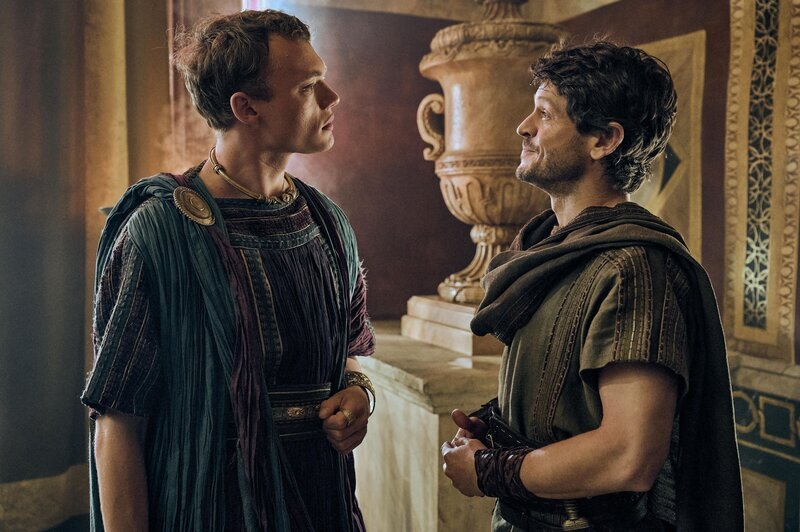 v.li.: Domitian (Jojo Macari), Tenax (Iwan Rheon) – Bild: Peacock TV LLC. All Rights Reserved /​ Reiner Bajo Lizenzbild frei