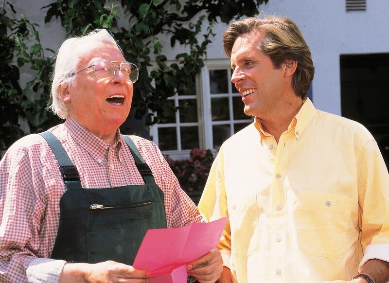 Dr. Eberhard Frank (Hans Caninenberg, li.) freut sich, dass sein Sohn, Dr. Stefan Frank (Sigmar Solbach), ihn endlich nach Hause geholt hat und er seinen Kurschatten los ist. – Bild: RTL Passion