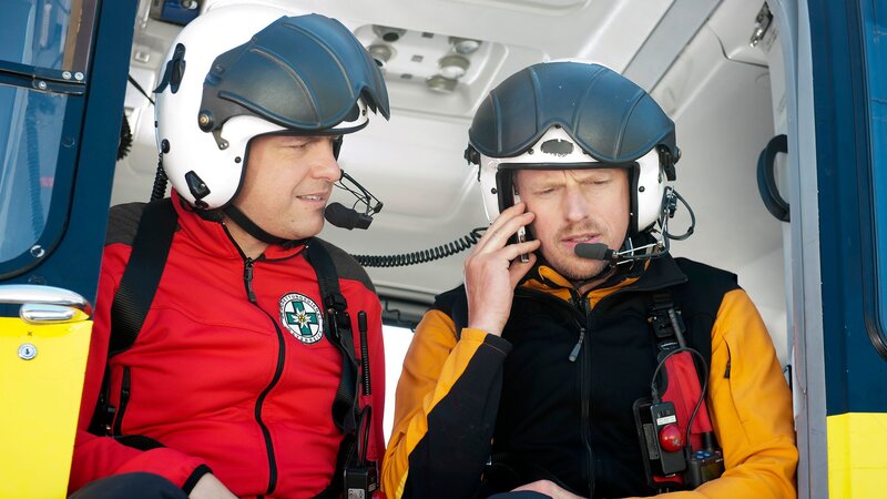 Toni (Martin Klempnow, l.) und Andreas (Martin Gruber, r.) werden zum nächsten Einsatz gerufen. – Bild: ZDF und Thomas R. Schumann