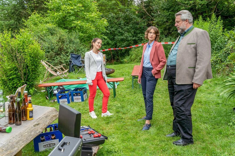 Am Tatort informiert Rechtsmedizinerin Atay (Sevda Polat, l.) die Kommissare Andresen (Sophie Melbinger, M.) und Stadler (Dieter Fischer, r.) über ihre ersten Untersuchungsergebnisse. – Bild: ORF/​ZDF/​Linda Gschwentner