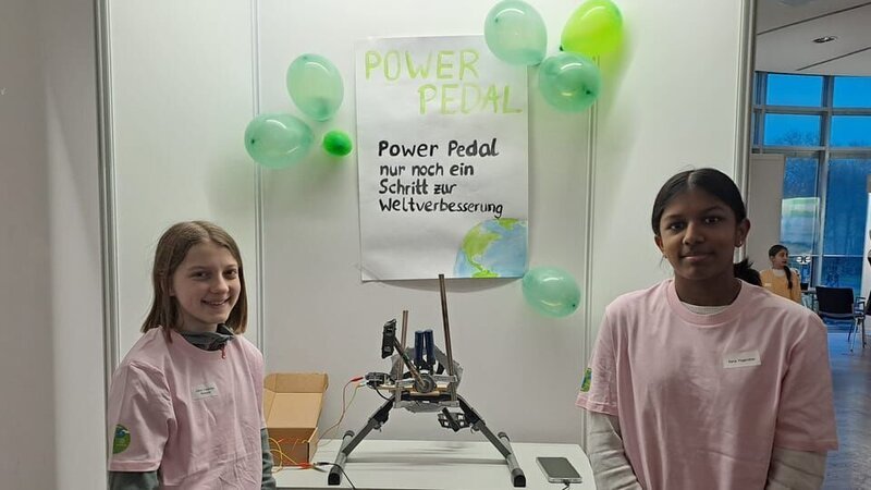 Die 14-jährigen Olivia (links) und Sana (rechts) haben ein Tretpedal erfunden, mit dem sich im Unterricht Tablets und Handys aufladen lassen sollen. Mit ihrer Erfindung sind sie auch beim Wettbewerb ‚Jugend forscht‘ angetreten. – Bild: ZDF