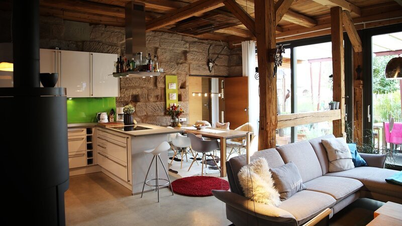 Eva und Guido bekommen erneut Verstärkung von Sebastian Freitag von Westwing, der ein Gespür für weltweite Trends mitbringt. In Bayern besichtigen und bewerten die Juroren drei Traumhäuser: Ein hochmoderner Bungalow mit Blick ins Grüne überrascht mit architektonischen Highlights. In Konkurrenz steht unter anderem eine typisch fränkische Scheune, in der viele alte Baumaterialien erhalten und hervorgehoben wurden. Außerdem hofft ein alter, frisch restaurierter Bahnhof auf viele Punkte. – Bild: HGTV