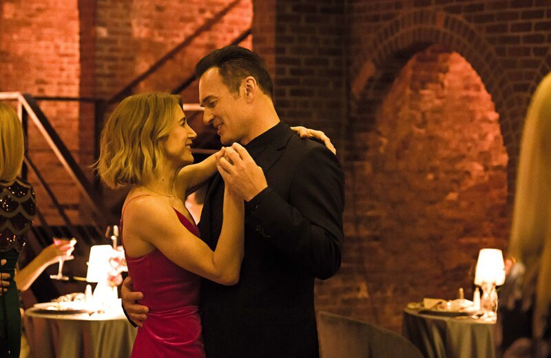 Sarah Allen (Jen Landon, l.); Jess LaCroix (Julian McMahon, r.) – Bild: Mark Schafer