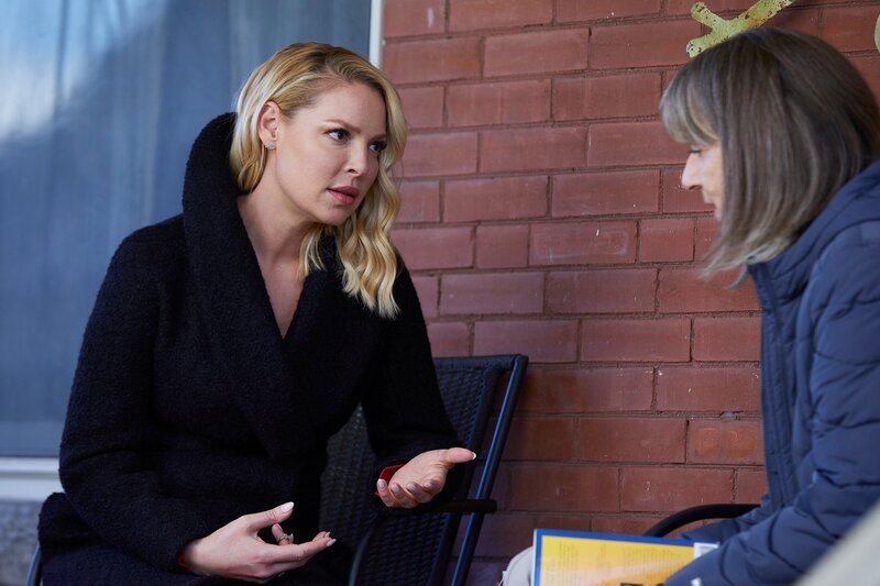 Samantha (Katherine Heigl, l.) vertritt ihre frühere Pflegemutter Judy (Nanc Palk) vor Gericht und erfährt dabei etwas über ihre eigene Vergangenheit. – Bild: ZDF und USA Network