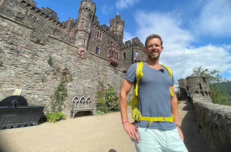 Moderator Arndt Reisenbichler auf Burg Reichenstein in Trechtingshausen. – Bild: SWR