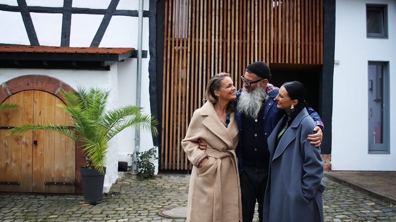 Eva Brenner und Guido Heinz Frinken sind in Hessen auf der Suche nach Deutschlands Haus des Jahres. Unterstützung bekommen sie von der Schauspielerin Mimi Fiedler, die sich seit Jahren mit Innenarchitektur beschäftigt. Im Rheingau erwartet sie eine prunkvolle Villa aus dem 19. Jahrhundert und am Stadtrand von Frankfurt hat sich ein Designer mit einer umgebauten Scheune seinen ganz persönlichen Wohntraum geschaffen. Und wie man die kleinsten Räume der Großstadt ausnutzt, zeigt eindrucksvoll ein schmales Passiv-Haus im Zentrum von Frankfurt. – Bild: HGTV