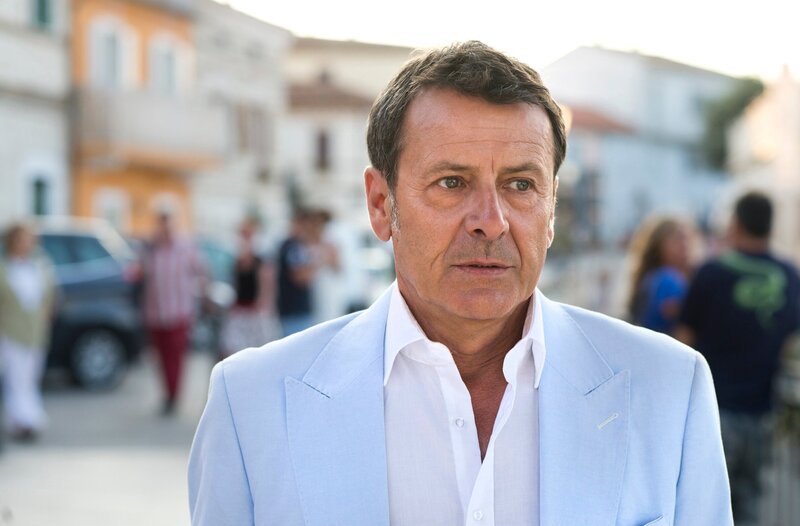 Geplatzter Lebenstraum: Gunter (Hermann Toelcke) ist nach Sardinien gereist, um seine Villa zu verkaufen. Für ihn und Benita gibt es keine gemeinsame Zukunft. – Bild: ARD/​Thorsten Jander