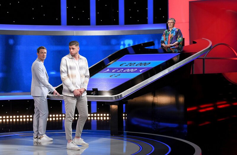 Moderator Alexander Bommes (l.) mit dem Kandidaten Pascal Heil (l.) und der Jägerin Adriane Rickel (r.). – Bild: ARD/​Uwe Ernst