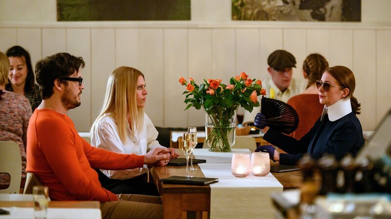 Youssef El Kilali (Karim Chérif) übernimmt für seine schwangere Frau Simone (Jasmin Schwiers) das Catering für eine Modenschau. Kaum ist er dort angekommen, bittet ihn das Model Nastja (Lola Fuchs) um Hilfe: Sie glaubt während der Generalprobe zur Show den Mord an ihrer Freundin Kira beobachtet zu haben. Kira scheint verschwunden. Als Anne (Lina Wendel) und Youssef Kiras Leiche in einem Kleiderwagen der Modefirma finden, nehmen sie die Ermittlung auf. – Bei einer Präsentation in einem Autohaus Nastja bricht Alexandra (Isabell Vollmer) zusammen – Anne Marie Fuchs (Lina Wendel, r) spielt für die beiden Mode-Label-Eigner Melanie (Nele Kiper) und Dominic Scholz (Alexander Milo) die Rolle einer wichtigen Einkäuferin. – Bild: WDR/​Martin Rottenkolber