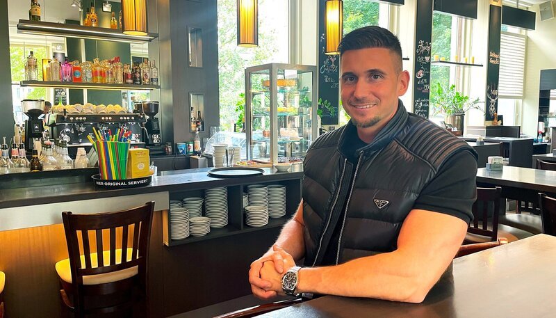 Timon ist Gastronom und betreibt ein Restaurant. – Bild: WDR/​sagamedia