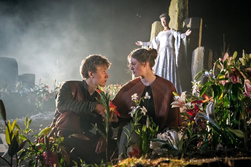 Katrina (Pauline RĂ©nevier, Mitte) und Valentin (Max Schimmelpfennig) sowie die Frage, ob sie ihr Geheimnis preisgeben. – Bild: MDR/​ZDF/​Steffen Junghans