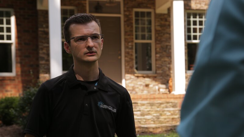 Crime scene expert Zack Kowalske listens to questions from Chris Anderson during interview on the front lawn of the victim’s house. – Bild: Investigation Discovery /​ Discovery Communications, LLC