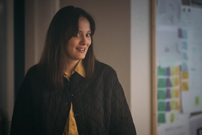 Die Comedienne Live Stensvaag (Ingrid Unnur Giæver) ist gelangweilt von der üblichen Fernseh-Comedy, wie sie sie auch selbst in ihrer neuen Show „Live live“ präsentieren soll. Als sie erfährt, dass ‚ihr Troll‘ Tom Hallsténsen noch lebt, hat sie eine Idee. – Bild: ZDF und LUKAS SALNA