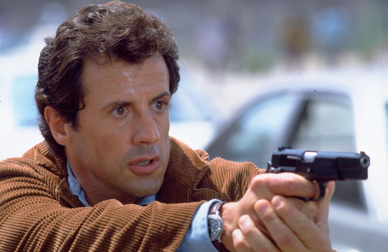 Er kann einem nur leidtun: Joe Bomowskis (Sylvester Stallone) Mutter hat durch Zufall einen Mord beobachtet und jetzt will sie den Fall mit ihm gemeinsam lösen … – Bild: TVN/​WB