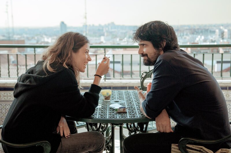 Spontan verlängern Ana (Iria del Río) und Oscar (Francesco Carril) ihren gemeinsamen Abend und fahren nach Valencia – der Beginn einer zehnjährigen Liebesgeschichte. – Bild: Manolo Pavõn