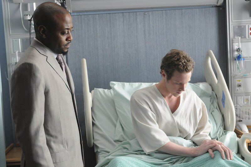 Ein Patient (Ashton Holmes, r.) hat Probleme mit seiner linken Hand. Dr. Eric Foreman (Omar Epps, l.) spricht ihm Mut zu … – Bild: ATV2