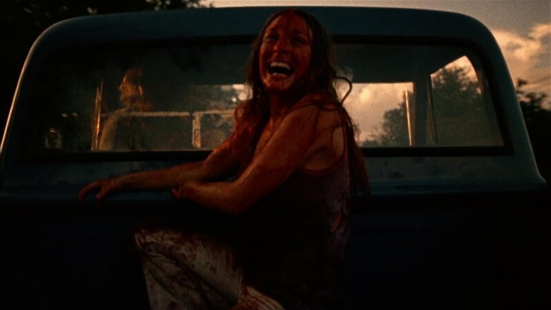 In den Fängen einer Gruppe von Kannibalen: Sally (Marilyn Burns) und ihre Freunde wollten eigentlich nur das Haus ihrer Großeltern suchen, um nach dem Rechten zu sehen … – Bild: Kabel Eins Classics In den Fängen einer Gruppe von Kannibalen: Sally (Marilyn Burns) und ihre Freunde wollten eigentlich nur das Haus ihrer Großeltern suchen, um nach dem Rechten zu sehen … – Bild: Kabel Eins Classics