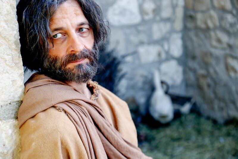 Der heilige Martin (Paul Matic) versteckt sich im Gänsestall. – Bild: ORF 2