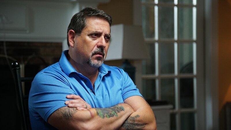 Steve DiSchiavi listens as the client, Jennifer, recounts the events of the haunting at her home in Orland, FL as seen on Travel Channel’s The Dead Files. – Bild: Warner Bros. Discovery, Inc. or its subsidiaries and affiliates