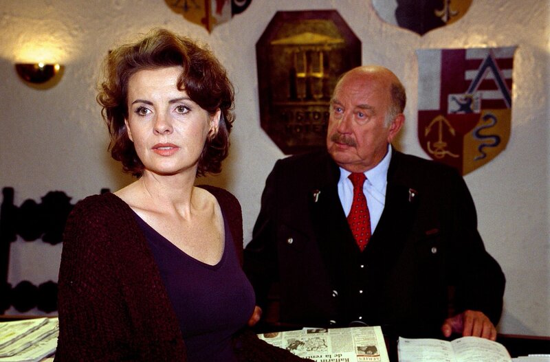 Der Portier Schimek (Hans Kraemmer, re.) bemerkt, dass mit Johanna (Ulli Maier, li.) etwas nicht stimmt. – Bild: ORF/​Hubert Mican