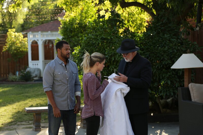 Desperate for answers, Karen and John go to a priest for help. – Bild: Destination America /​ Discovery Communications