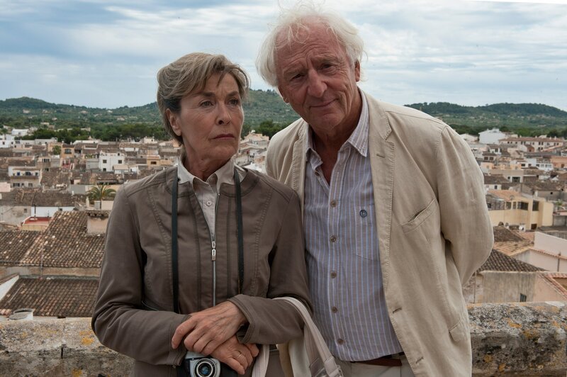 Ilse (Thekla Carola Wied) und Edgar (Günther Maria Halmer) genießen den Urlaub auf Mallorca. – Bild: Britta Krehl