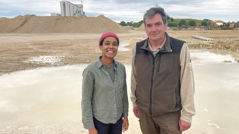 Mit Ranger Manni sucht Pia die Pfützen im Steinbruch nach Amphibien ab. (Manfred Bauer). – Bild: BR/​Text und Bild Medienproduktion GmbH & Co. KG/​Marcella Müller