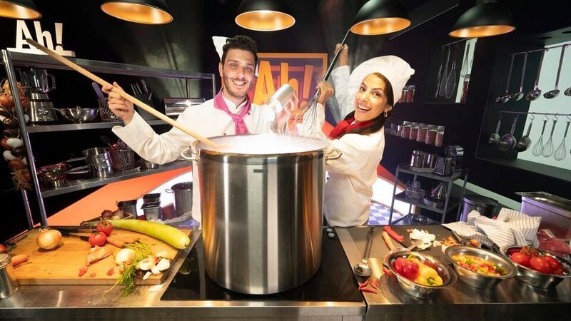 Clarissa und Tarkan in der Kantine – Bild: WDR/​Thorsten Schneider