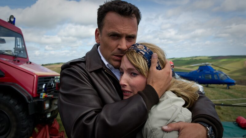 Der Tod ihres Vaters ist nun traurige Gewissheit. In den Armen von Jake (Marcus Grüsser,l.) kann Mia (Florentine Lahme, r.) nun endlich trauern. – Bild: ZDF und JON AILES