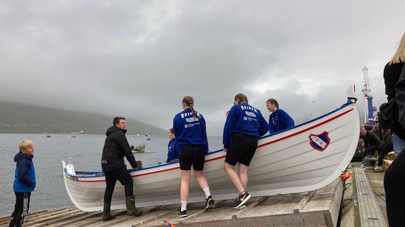 Färöer Jugendliche lassen ihr Boot ins Wasser. – Bild: NDR/​Linnéa Kviske