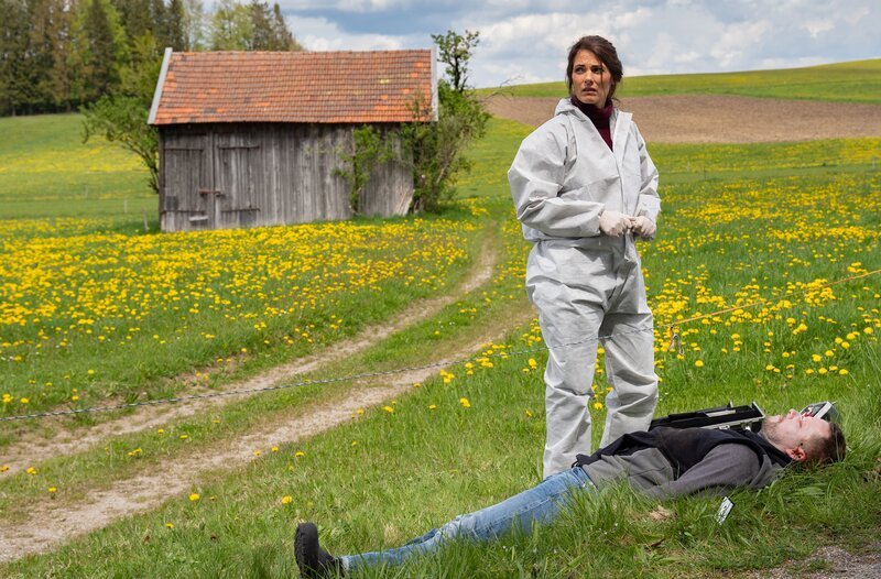 Dr. Fuchs (Susu Padotzke) ist sich sicher: Der Tote wurde nach seiner Ermordung vom Auto überrollt. – Bild: ARD/​Bojan Ritan
