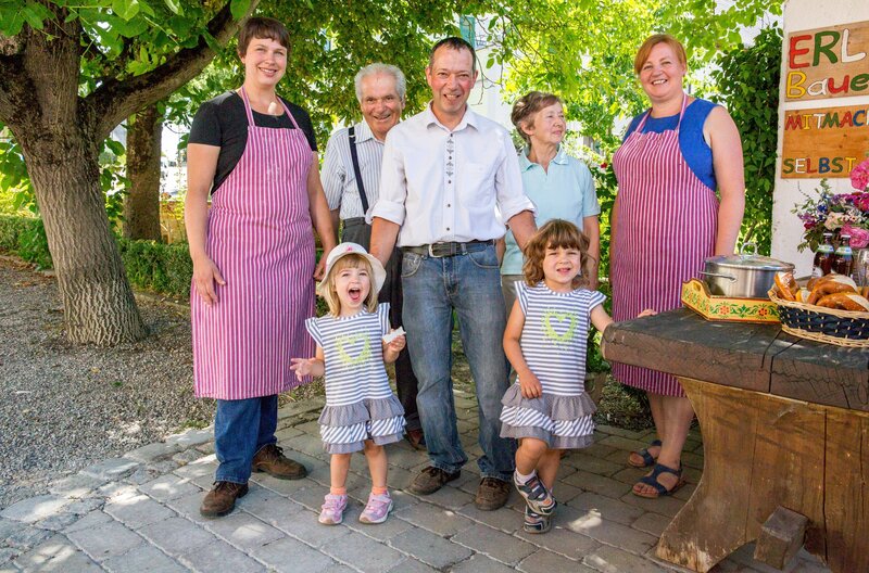 Gruppenbild Familie Mayer, von links: Katharina Mayer, Tochter Franziska, Katharinas Schwiegervater Albert Mayer, Ehemann Herbert Mayer, Katharinas Schwiegermutter Marianne Mayer, Tochter Klara und Küchenfee Simone Kuhn. – Bild: BR/​megaherz gmbh/​Andreas Maluche