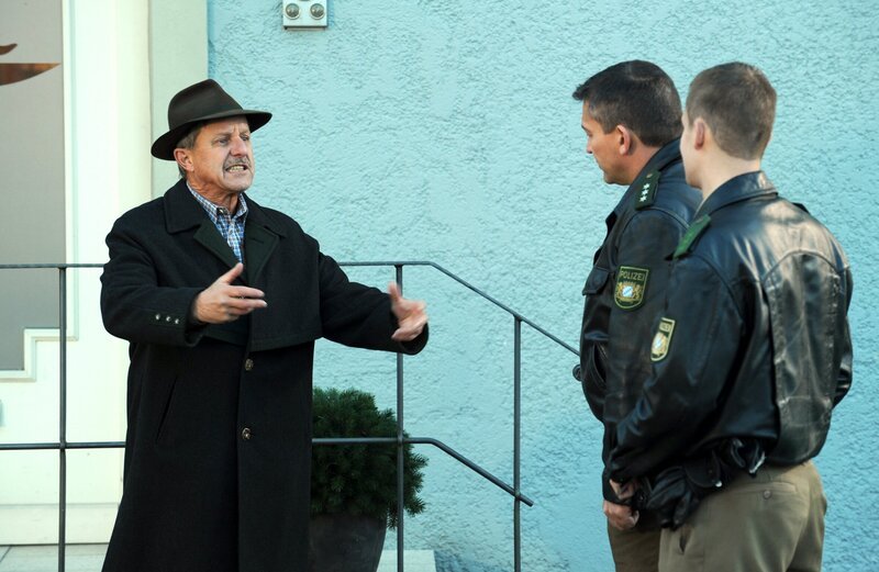 Schattenhofer (Werner Rom) hat wegen des Flash-Mob die Polizei verständigt. – Bild: BR/​Marco Orlando Pichler