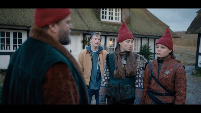 Tinka (Josephine Chavarria Højbjerg) und Falke (Villbjørk Malling) werden von Aamund (Peter Gantzler) schon erwartet. – Bild: BR/​Cosmo Film/​TV2 Denmark