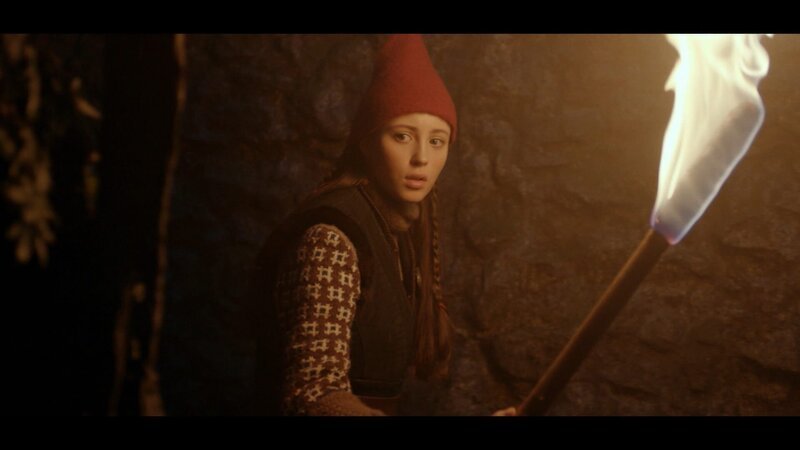 Tinka (Josephine Chavarria Højbjerg) bei ihrer ersten Prüfung in der Gruft mit einer Fackel – Bild: BR/​Cosmo Film/​TV2 Denmark