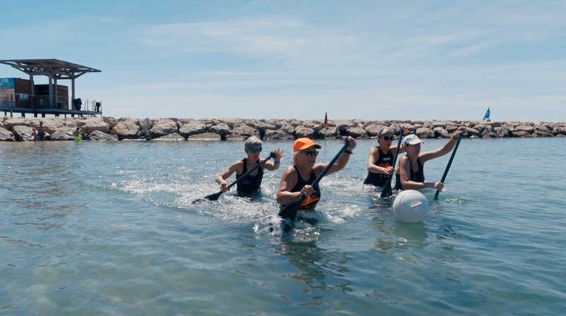 In Mandelieu-la-Napoule halten sich die Wasserwanderer fit. Long Côte nennt sich diese Disziplin: Das Paddeln ohne Boot bringt Power und macht gute Laune. – Bild: NDR/​Julian Ringer