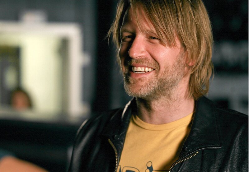 Varg Veum (Trond Espen Seim) trifft seinen alten Freund wieder. – Bild: ARD Degeto/​Miso Film/​SF Norge/​O.Fyxe