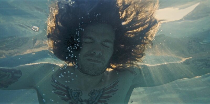 Hat nach seinen Kriegserfahrungen den Halt verloren: der junge Veteran Joe. – Bild: ZDF/​Johannes Waltermann