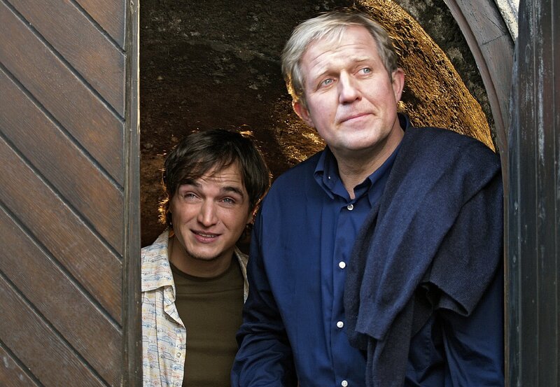 Paul (Achim Schekhas, links) und Thomas (Harald Krassnitzer) haben die Nacht im Weinkeller verbracht und bei einer guten Flasche Wein über das Leben geredet. – Bild: BR/​ARD/​ORF/​Miguel Dieterich