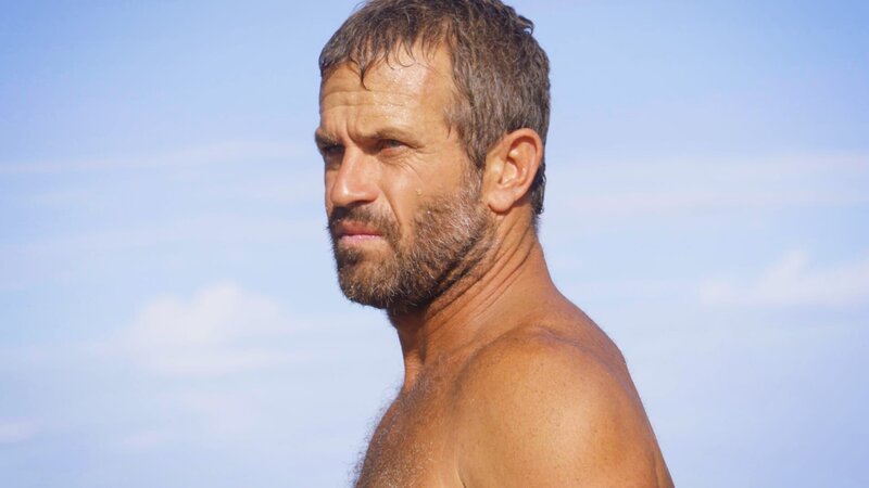 Lifeguard looks around – Bild: Warner Bros. Discovery