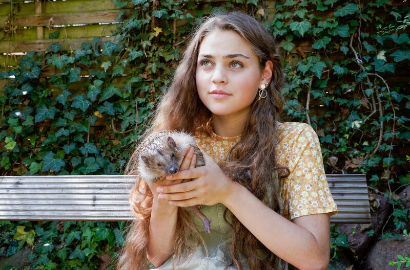 Luisa Mertens (Lilly Wiedemann) mit Ringo, dem geretteten Igel. – Bild: ARD/​Steffen Junghans