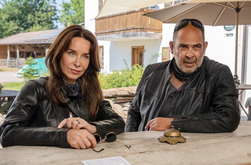 Sabine Kaiser (Katharina Müller-Elmau, links) ermittelt mit Yazids (Hannes Ringlstetter, rechts) Hilfe undercover bei den Motorradfreunden des Opfers. – Bild: ARD/​Thomas Neumeier