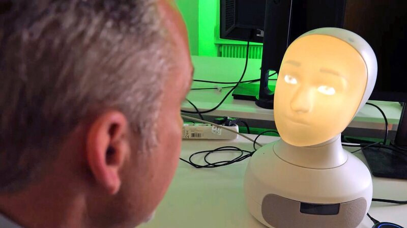 Professor Kersting bespricht mit Roboter „Alfie“ moralische Fragen. – Bild: HR/​Sarah Plass