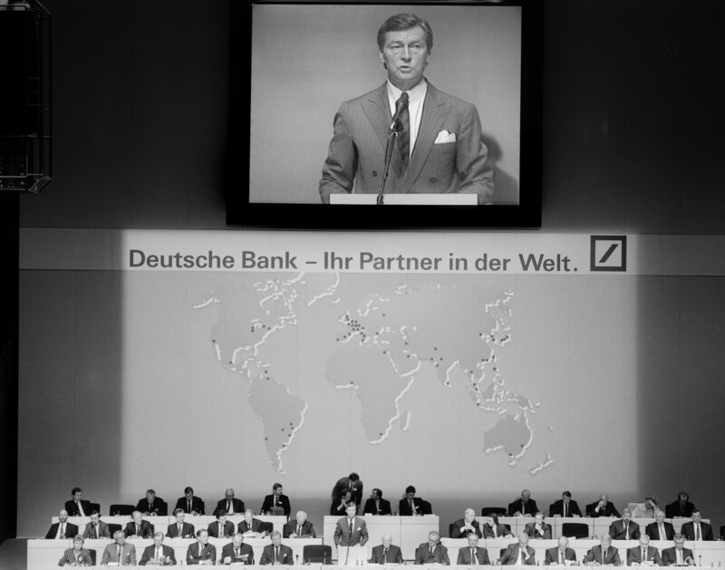 Alfred Herrhausen spricht bei der Hauptversammlung in der Alten Oper/​Frankfurt a.M.. – Bild: HR/​Deutsche Bank AG/​Historisches Institut/​Lutz Kleinhans