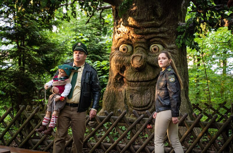 Die Aufklärung des Falles führt Christina (Mitsou Jung, rechts) und Riedl (Paul Sedlmeir, links) in den Märchenwald. – Bild: ARD/​Jenrick Mielke