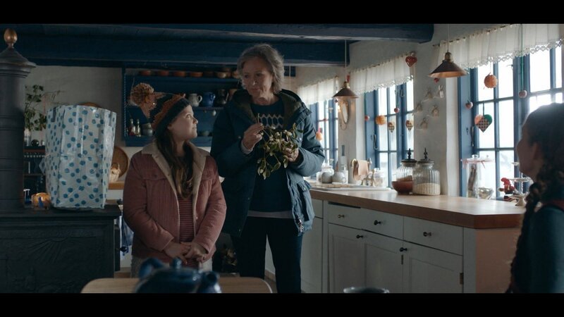 Maja (Birthe Neumann) und Astrid (Rosita Nellie Holse Gjurup) in der Küche – Bild: BR/​Cosmo Film/​TV2 Denmark