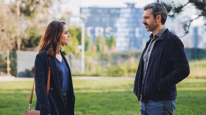 Unter vier Augen: Matilde Gioli als Dr. Giulia Giordano, Luca Argentero als Dr. Andrea Fanti. – Bild: SRF/​SONY Pictures /​ Fabrizio De Blasio