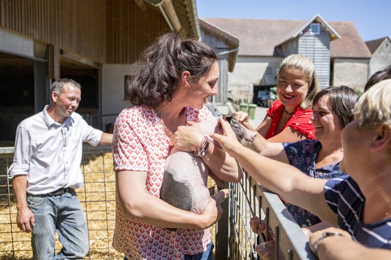 Von links: Herbert Mayer, Cathy Lichtmannegger mit Ferkel auf dem Arm, Heidi Kaiser, Edeltraud Zehetmeier und Barbara Baumann. – Bild: BR/​megaherz gmbh/​Andreas Maluche