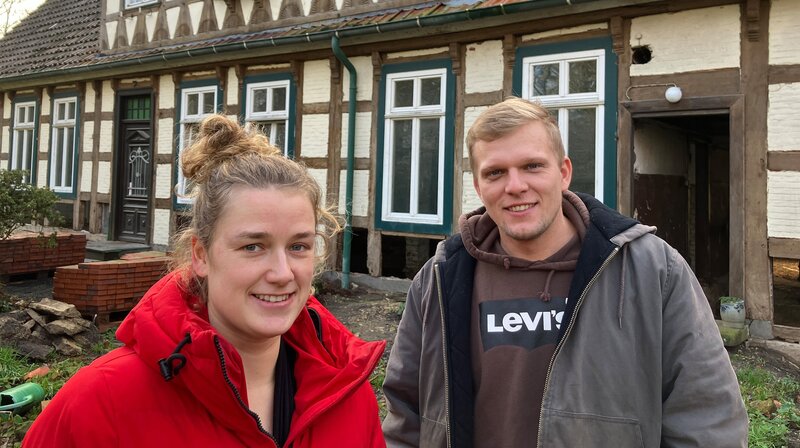 Steffi und Steffen Schulte zu Holsten haben in ihrem Artländerhof ein Bildungszentrum eingerichtet. – Bild: NDR/​Reinhard Bettauer